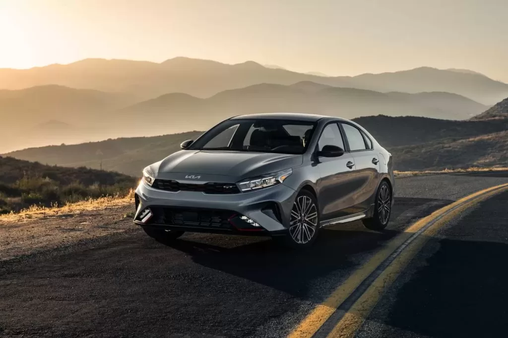 Le auto più convenienti ed economiche per il 2024 8 Kia Forte grigia su strada