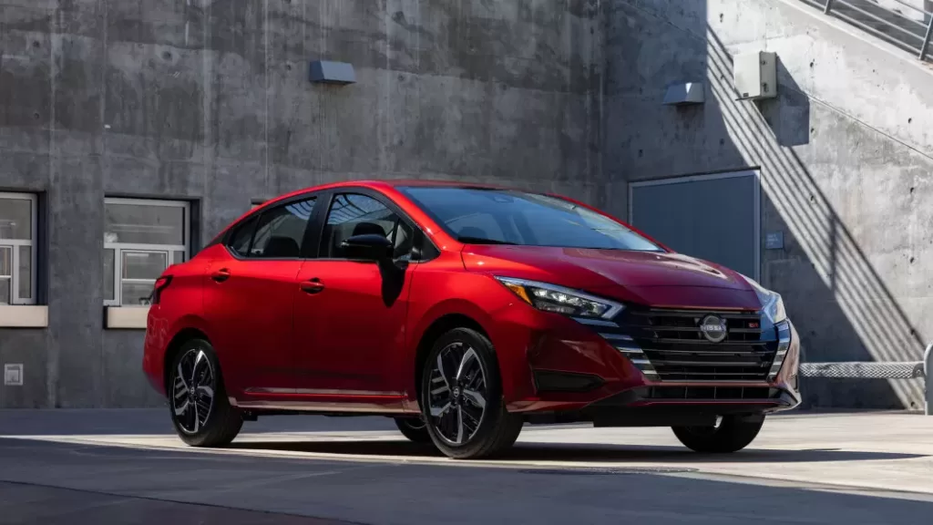 Le auto più convenienti ed economiche per il 2024 10 Nissan Versa rossa sus strada