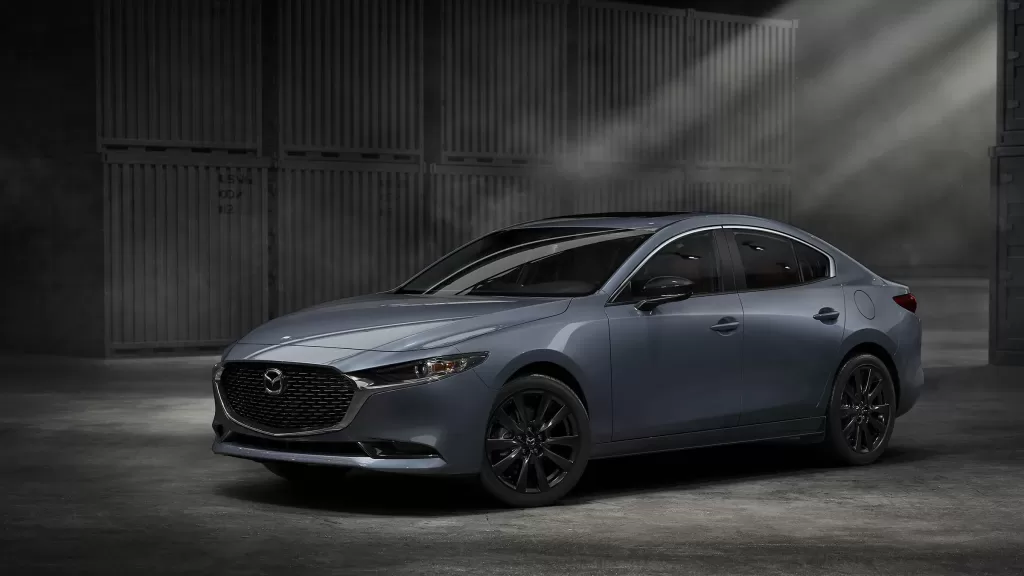 Le auto più convenienti ed economiche per il 2024 2 Mazda 3 Sedan grigia su sfondo grigio