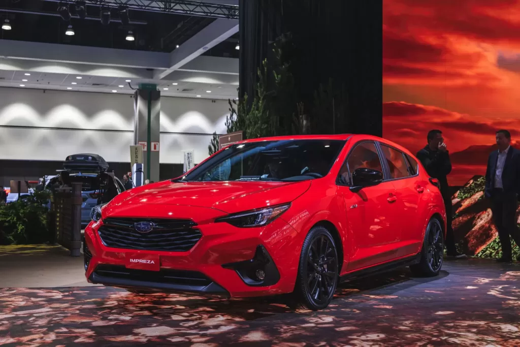Le auto più convenienti ed economiche per il 2024 4 Subaru Impreza rossa in showroom