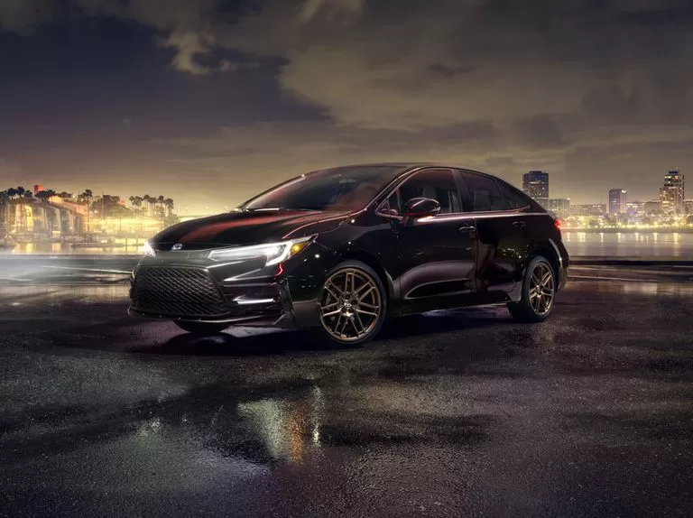Le auto più convenienti ed economiche per il 2024 5 Toyota Corolla Sedan nera su sfondo città