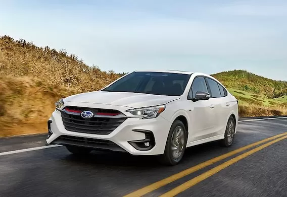 Le auto più convenienti ed economiche per il 2024 1 Subaru Legacy bianca su strada